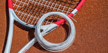 Raquette de tennis et cordage de tennis