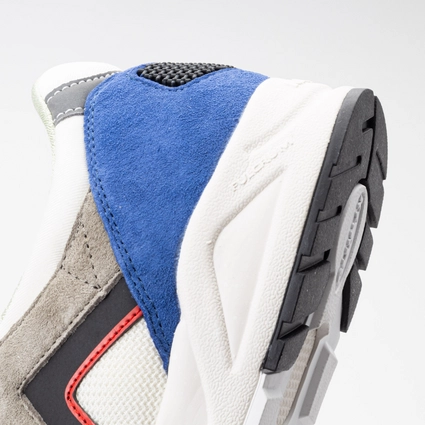 karhu unisex suede aria 95 trainer sneaker in vetiver