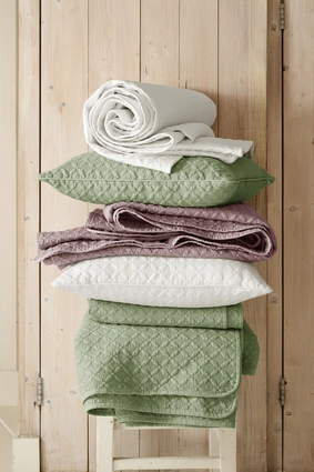 3---Yunathrow_049_productmood_1_1761290483