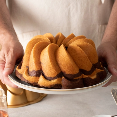 5---96377_Pirouette_Bundt_Pan_hands_holding_cake_lifestyle_1K__97774.1704918960.1280.1280