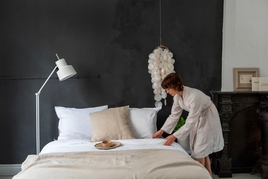 4---amsterdam-white-model-1
