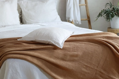 4---Leros_plaid_cognac_Eve_cushion_white