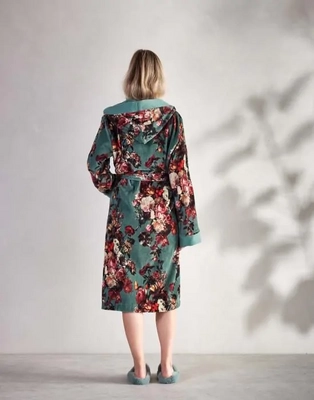 5---perri_karli_bathrobe_reef_green_101321_597_lr_s3_p
