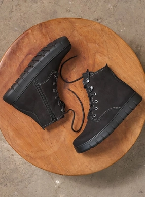 6---wolky-hoge-veterschoenen-02377-new-wave-10000-zwart-nubuck-sfeer
