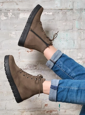 6---wolky-hoge-veterschoenen-02377-new-wave-10155-donker-taupe-nubuck-detail