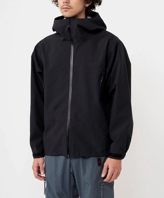 Gramicci-G3FU-J038-Black-Unisex-Waterproof-Hooded-jacket-Model
