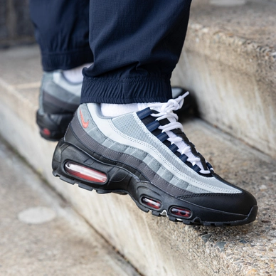 2---air-max-95-black-anthracite-smoke-grey-track-red_phpTHTzPC-800