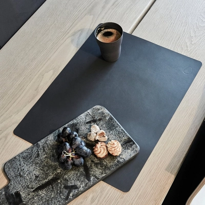 5---LindDNA-Tablemat-Square-L-35-x-45-cm-Nupo-schwarz-Situation