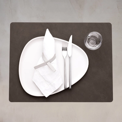 6---LindDNA-Tischset-Square-L-35x45-cm-Nupo-caviar-Ambiente