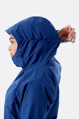 womens_downpour_eco_jacket_nightfallblue_qwg_83_nb_detail9_on_model-800x1200px