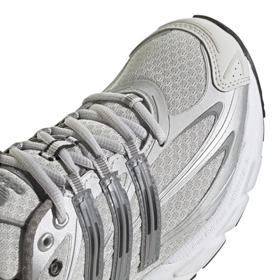 IH0252_9_FOOTWEAR_Photography_Detail View 2_white