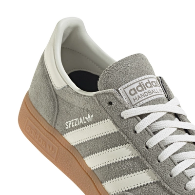 IG1966_9_FOOTWEAR_Photography_Detail View 2_white