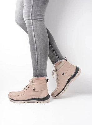 wolky-hoge-veterschoenen-04725-jump-11125-safari-nubuck-detail-1.-756x1024