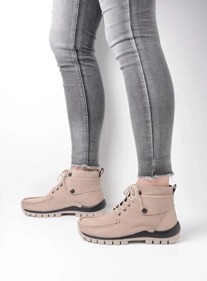 wolky-hoge-veterschoenen-04725-jump-11125-safari-nubuck-sfeer-1.-756x1024