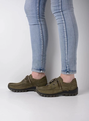 3---wolky-veterschoenen-04726-fly-11709-pesto-groen-nubuck-detail