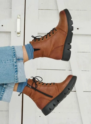 wolky-hoge-veterschoenen-06325-hope-xw-30430-cognac-leer-detail.-756x1024
