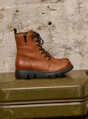 wolky-hoge-veterschoenen-06325-hope-xw-30430-cognac-leer-sfeer.-756x1024