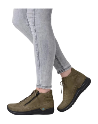 wolky-hoge-veterschoenen-06606-why-11709-pesto-groen-nubuck-sfeer-_no-bg