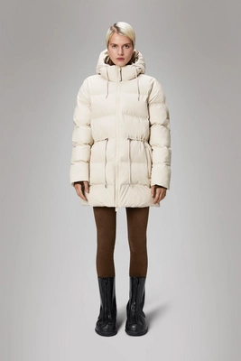 2---Alta_Long_Puffer_String_W_Jacket-Jackets-15160-26_Dune-5_b823aa04-f411-407a-973a-614bd7b705e4