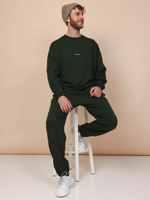 2---FW24Green_relaxedsweater_men_4_1682c804-d6bc-4045-b28b-f6a2db0a84fd