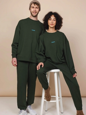 FW24Green_relaxedsweater_men_2_47c24676-3cab-4882-ba71-fcef3a23656a