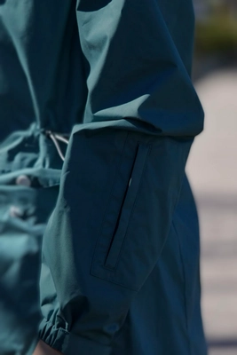 Ducksday_raincoat_woman_Breeze_1