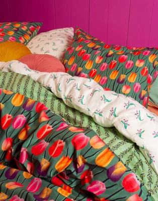 2---tulip_field_duvet__cover_grass_green_101900_674_lr_d1_p