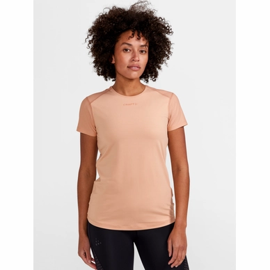2---721_67708f7665-1908767-791000_adv-essence-ss-slim-tee-w_closeup1-original