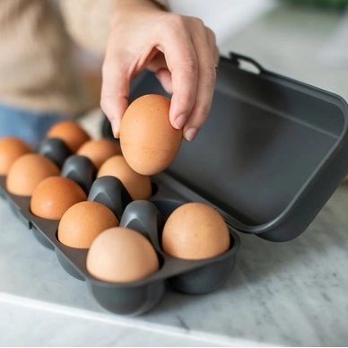 2---Koziol-Eggs-to-go-Mehrweg-Eierbehaelter-nature-ash-grey-Situation
