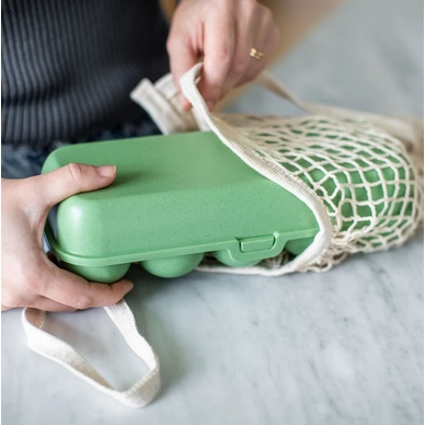 2---Koziol-Eggs-to-go-Mehrweg-Eierbehaelter-nature-leaf-green-Situation-1