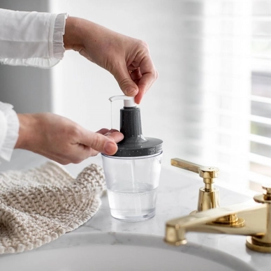 2---316987-1_dispenser-voor-vloeibare-zeep-flow-250-ml--naturel-grijs--koziol