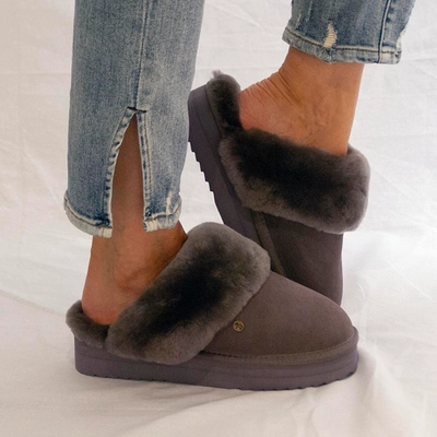 4---fls371063-on-foot