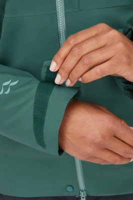 3---womens_khroma_volition_jacket_greenslate_qio_81_gns_model_detail_01
