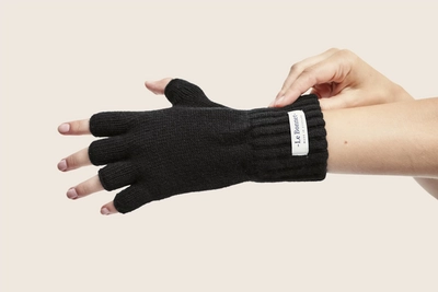4---le-bonnet-gloves-glo-001f-onyx-model-creame