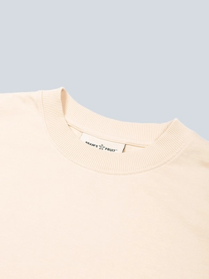 5---beige_tshirt_kraag_detail_b48a02ca-fa75-469b-861d-e4f8fd5946a5