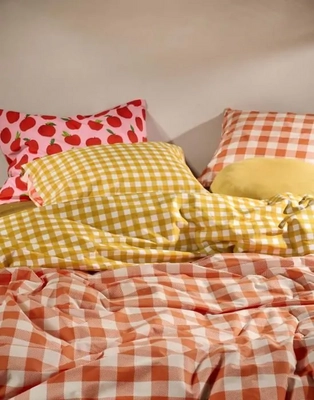 4---checking-in_duvet_cover_orange_101131_173_lr_s1_p