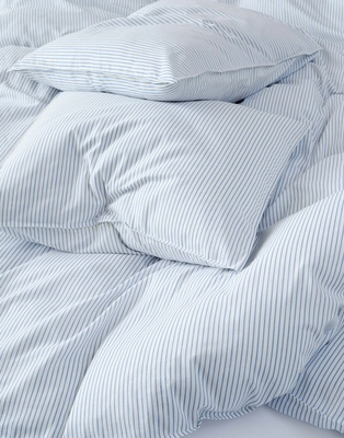 5---classic_fine_stripe_duvet_cover_denim_blue_102315_651_lr_s3_p