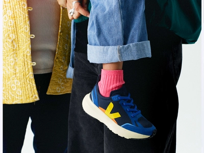 veja-small-canary-light-recycled-blue-YL1820624_4