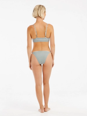 8---72651022_663_model_back-full_01