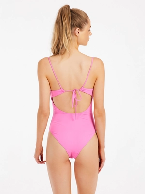 6---77651000_724_model_back-half_01