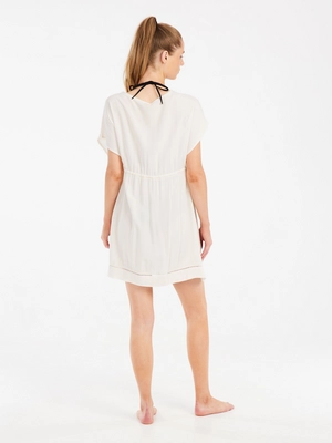 6---18651002_106_model_back-full_01