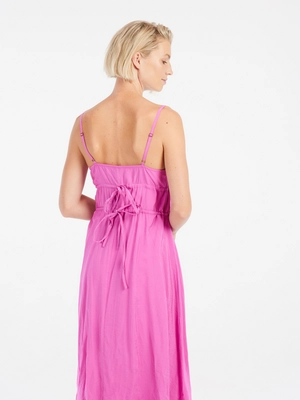 7---24651002_724_model_back-half_01