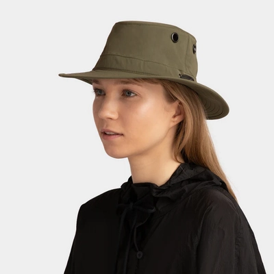 3---H04HT2001_Ultralight_T5_Classic_Olive_B