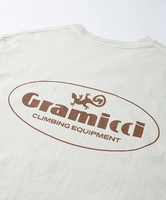 8---Gramicci-G5SU-T165_NATURALPIGMENT_unisex-tee-shirt-detail_2