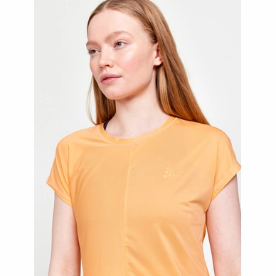 2807_8638b2db08-1911242-582000_core-essence-ss-tee-w_closeup3-original