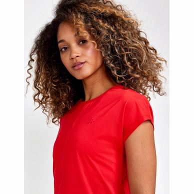 2807_a143d7bc46-1911242-419000_core-essence-ss-tee-w_closeup3-original
