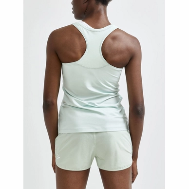 3---1908770-692000_ADV Essence Singlet W_Closeup2