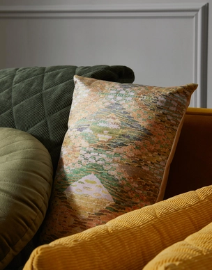 3---FABIENNE_MUSTARD_CUSHION_SFEER_01_LR