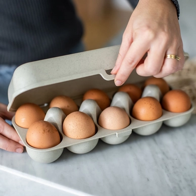 3---Koziol-Eggs-to-go-Mehrweg-Eierbehaelter-nature-desert-sand-Situation-2