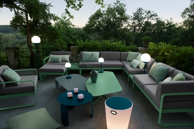 4---Lampe-exterieur-ensemble-modulable-lounge-et-metal-Bellevie-tabouret-lumineux-Inoui-photophores-cuub-table-design-metal-Bebop-coussins-deco (1)